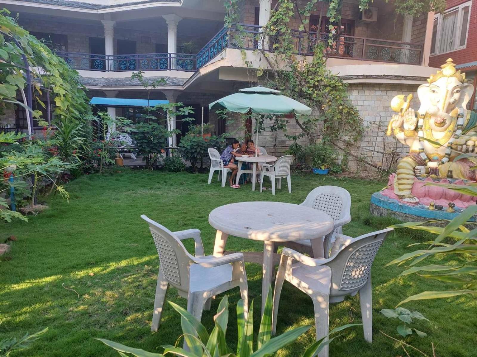 Blue Planet Lodge & Restaurant Pokhara Ngoại thất bức ảnh