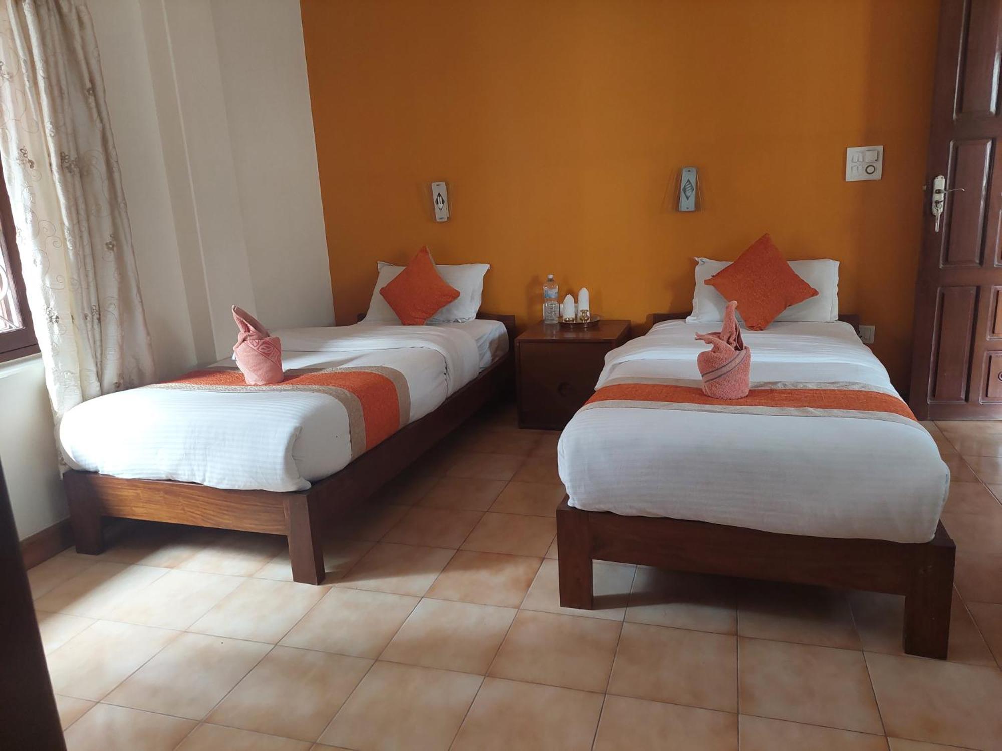 Blue Planet Lodge & Restaurant Pokhara Ngoại thất bức ảnh