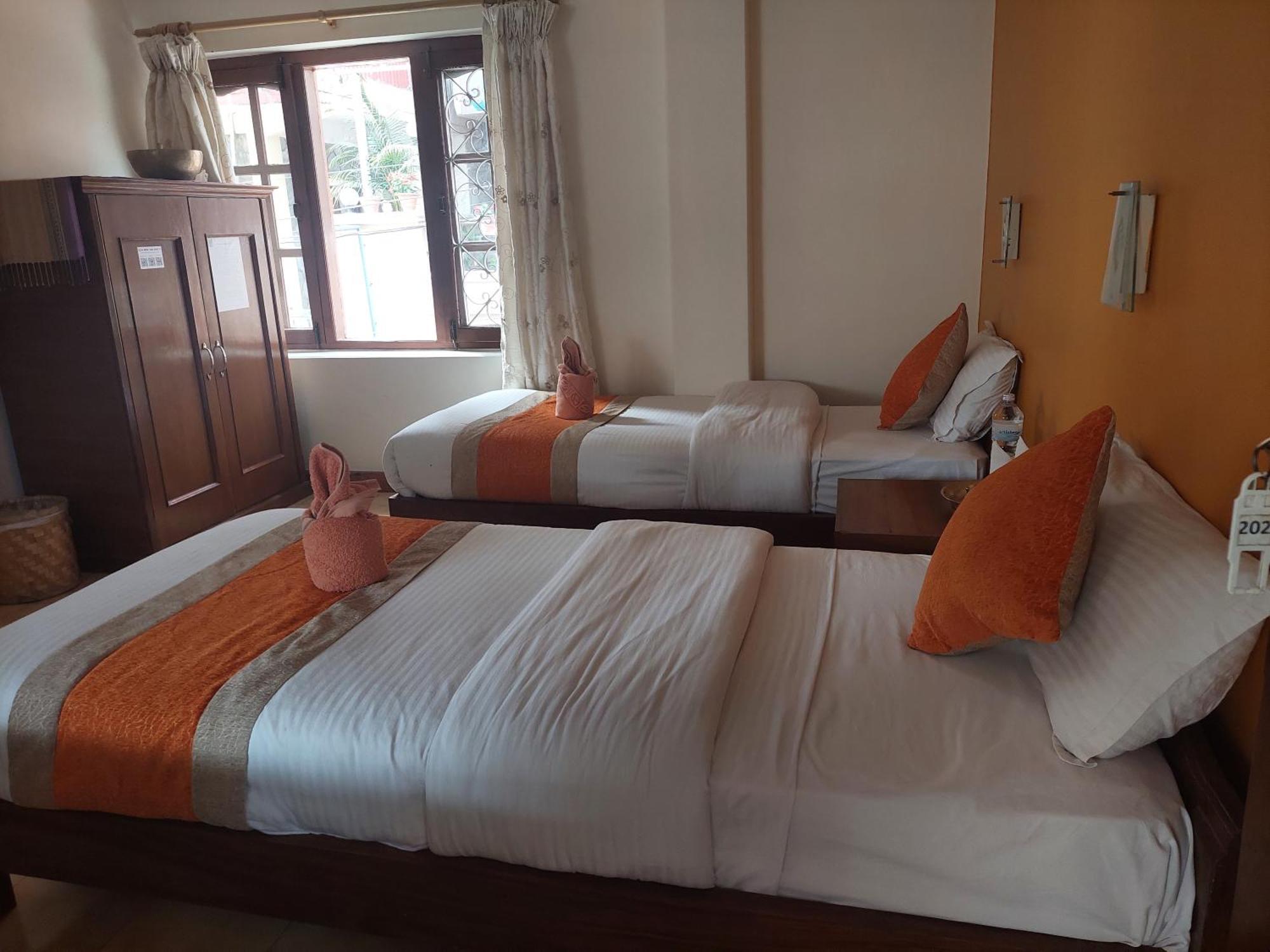 Blue Planet Lodge & Restaurant Pokhara Ngoại thất bức ảnh